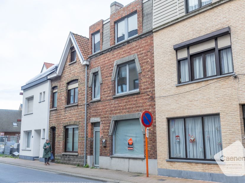 <br />
	De woning wordt verkocht in haar huidige renovatiestaat, ideaal voor wie zelf wil afwerken en personaliseren.<br />
	Op wandelafstand van het