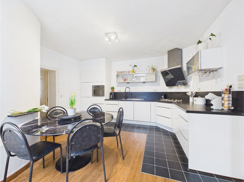 Une opportunité idéale pour un premier achat ou un investissement! Découvrez ce bel appartement une chambre situé en rez-de-chaussée, à lentrée de Tou