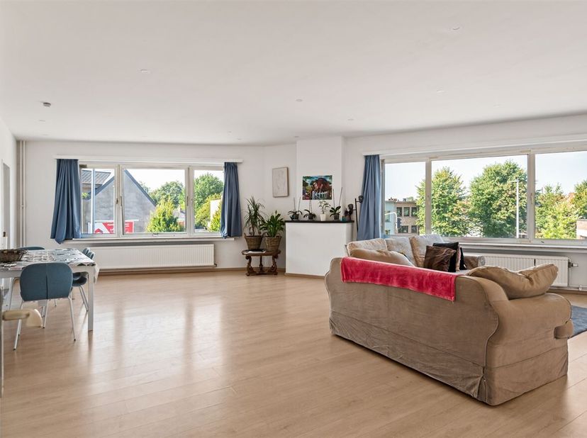 Ruim appartement (+-130m²) met 2 slpks en terras!<br />
Dit verzorgde appartement is gelegen op de tweede verdieping van een goed onderhouden gebouw (