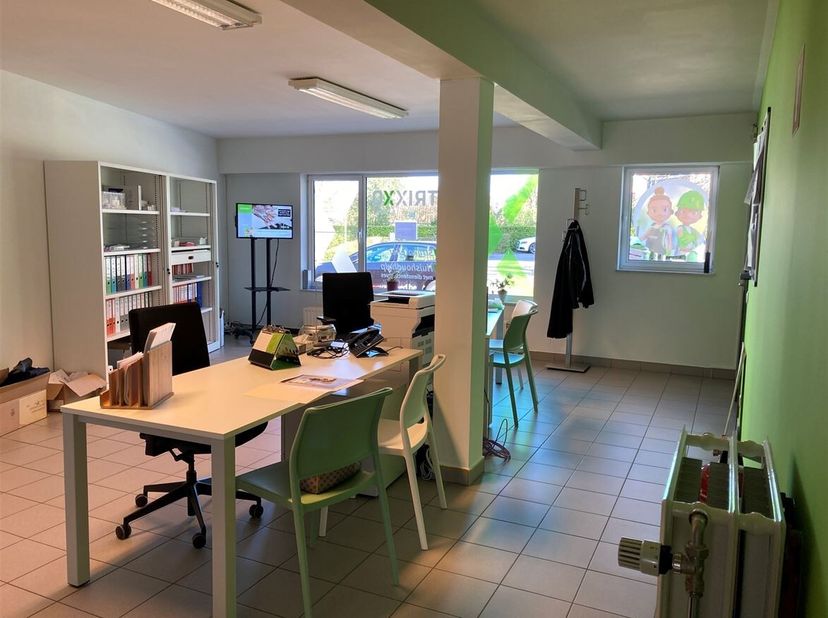 Bureau situé au centre de Pulle.<br />
Petite cuisine de base disponible.<br />
Idéal pour une profession libérale.<br />
Disponible à partir du 01/08