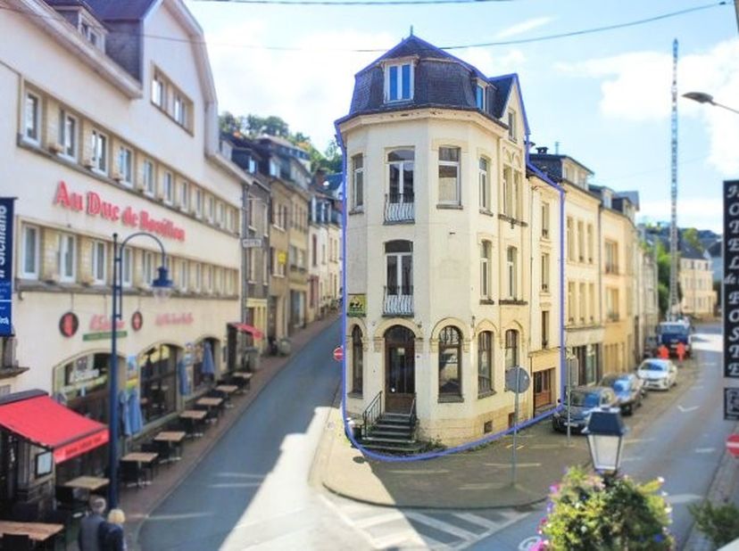Charmant gebouw bestaande uit twee handelspanden, ideaal gelegen in het hart van Bouillon.<br />
<br />
Indeling van het pand : (Totale oppervlakte +-