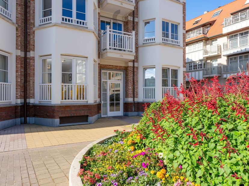 Op zoek naar een instapklaar gelijkvloers appartement in Heist op een rustige toplocatie? Dit ruime appartement is gelegen aan het charmante Kinkhoorn