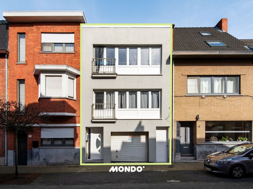 Dit kleinschalige gebouw is ideaal voor investeerders of wie een centraal gelegen eigendom zoekt. Het pand omvat:<br />
<br />
2 gerenoveerde appartem