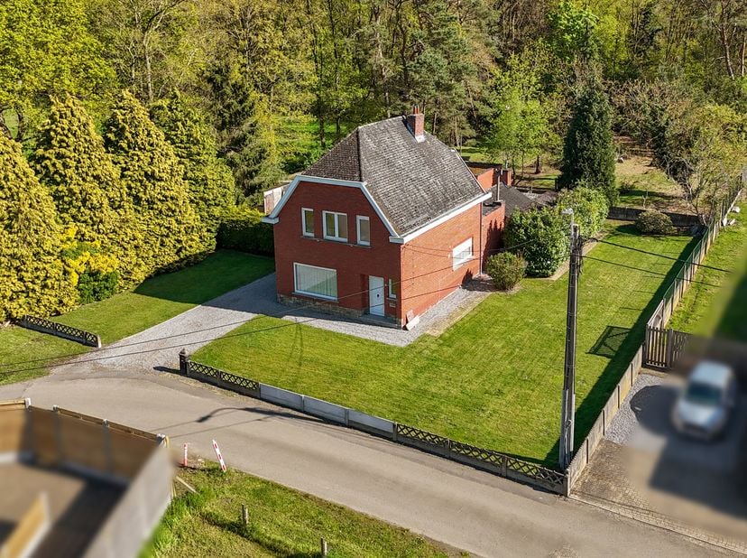 Te renoveren woning op een top locatie!<br />
<br />
Deze charmante, alleenstaande woning in Heist-op-den-Berg biedt ruimte, comfort en een gunstige l