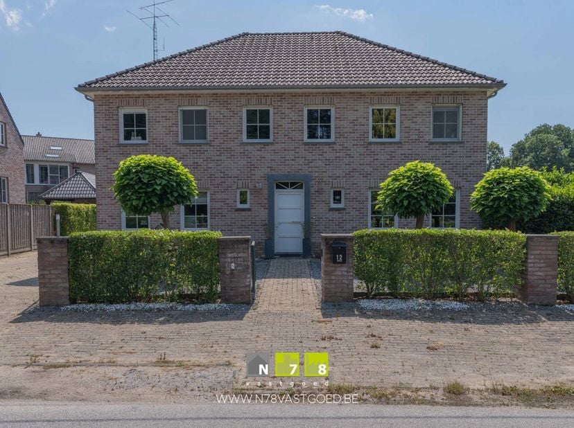 VRIJSTAANDE WONING MET 7 SLAAPKAMERS OP EEN PERCEEL VAN 14A 36CA IN HET BOSRIJKE OPOETEREN (MAASEIK)<br />
TROEVEN<br />
- Zeer rustig en landelijk ge