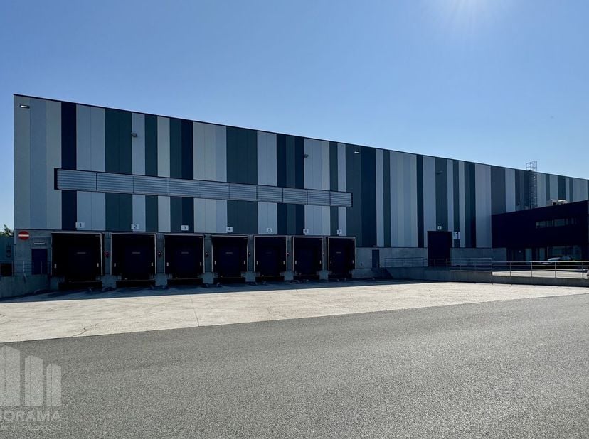 Ce bâtiment industriel de haute qualité offre pas moins de 6.515 m² d’espace d’entrepôt, complétés par une mezzanine fonctionnelle de 756 m², spéciale