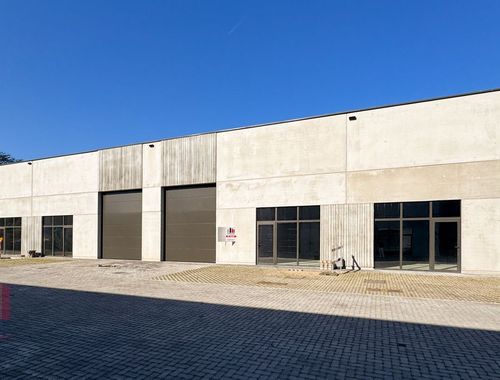                                         Bâtiment d’entreprise à louer à Hekelgem, € 3.600
