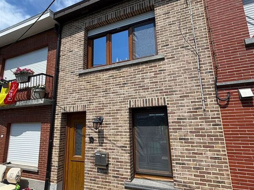 WONING MET 2 KAMERS, GARAGE EN TUIN<br />
Richtprijs: 239.000 euro<br />
Ideaal gelegen woning nabij stadscentrum Geraardsbergen, winkels, scholen en