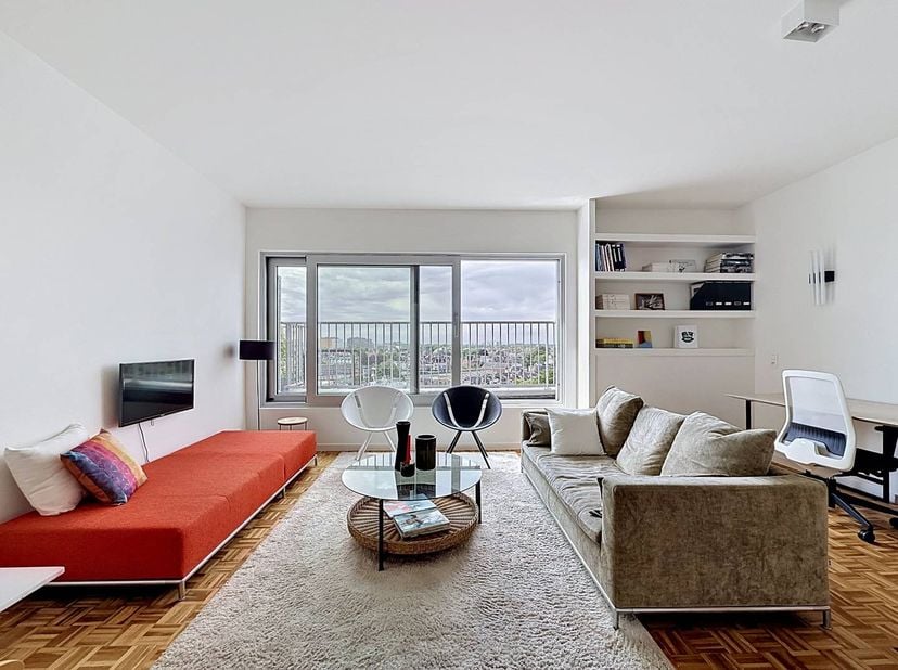 Het appartement op de 9de verdieping is te bereiken met de lift en heeft volgende indeling:<br />
<br />
- inkomhal met ingemaakte opbergoplossing. Bo