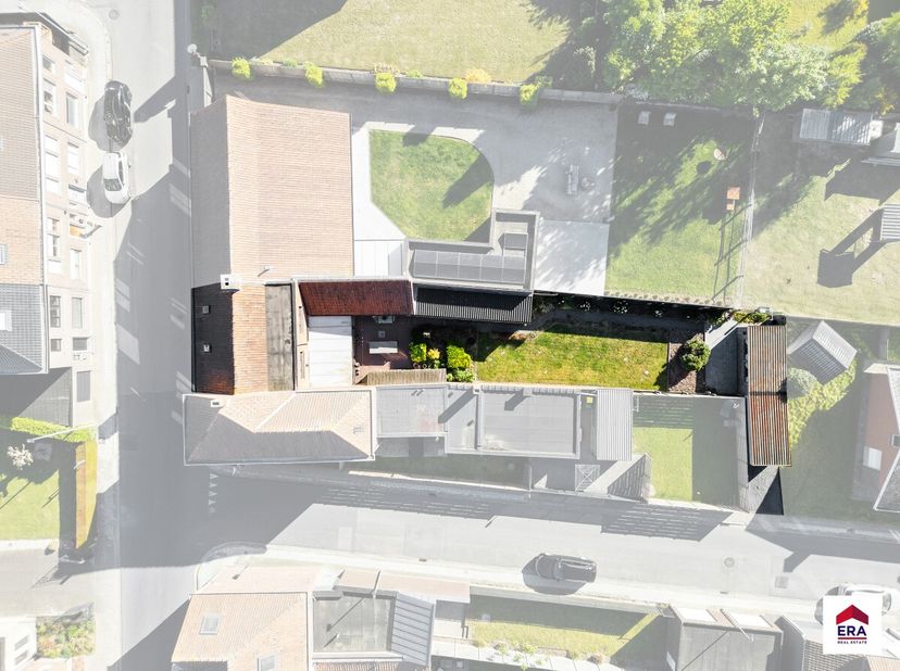 [[ DIT PAND NEEMT DEEL AAN DE ERA OPEN HUIZEN DAG OP 13/6 VAN 13:00 TOT 14:00 ]] Te koop: Verzorgde woning met uitweg en garage in het centrum van Wak
