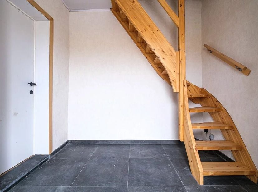 Deze woningen zijn gelegen op minder dan 10 minuten van het centrum van Sint-Truiden en op slechts 10 minuten van de dichtstbijzijnde oprit van de E40