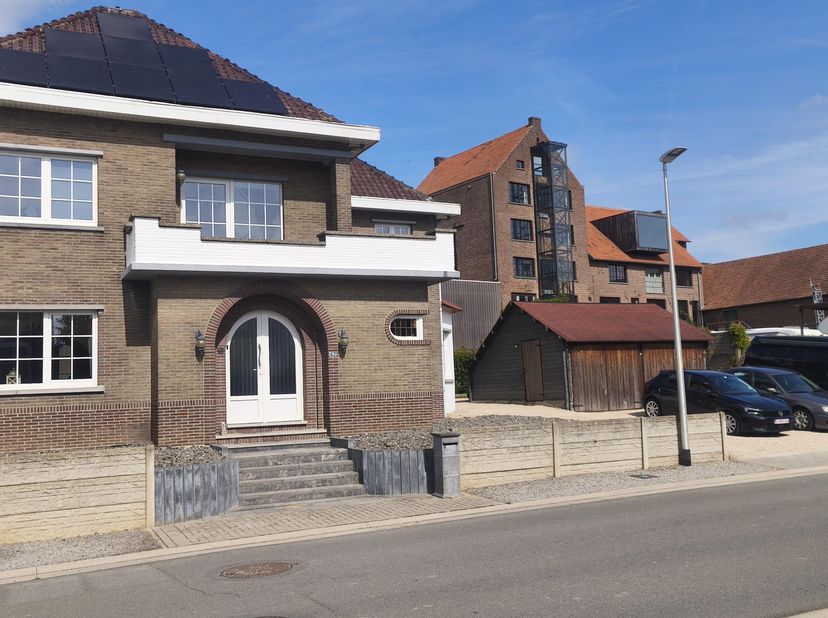 Ruime instapklare woning elektriciteit conform, gunstig EPC-attest, 14 zonnepanelen incl. thuisbatterij gekeurd, mazoutbrander met onderhoudsattest, 2
