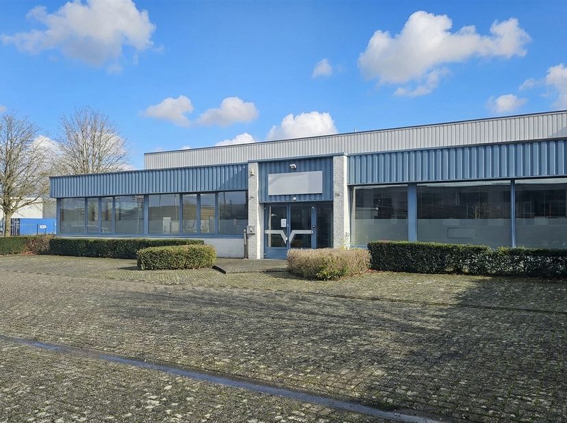Cet immeuble commercial très bien entretenu situé à Aarschot offre une combinaison d'espace d'entreposage et de bureaux. La propriété est entièrement