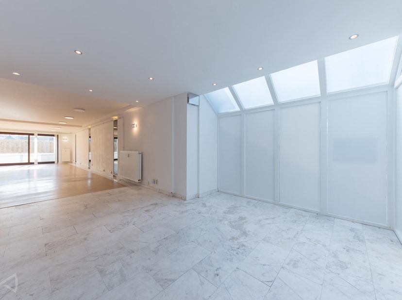 Excellente situation pour cet espace bureau/ commerce de 150 m² modulables à souhait. Double entrée, espace d’accueil, terrasse arrière et plusieurs s