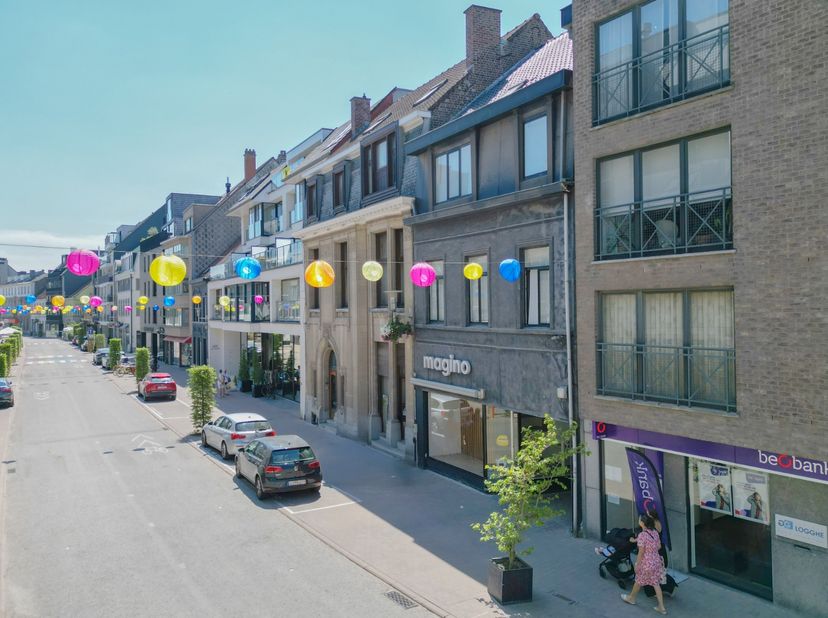 Gelegen in de winkelstraat van Deinze bevindt zich dit handelspand met een afzonderlijk magazijn. Het handelspand heeft een oppervlakte van ca. 108 m²