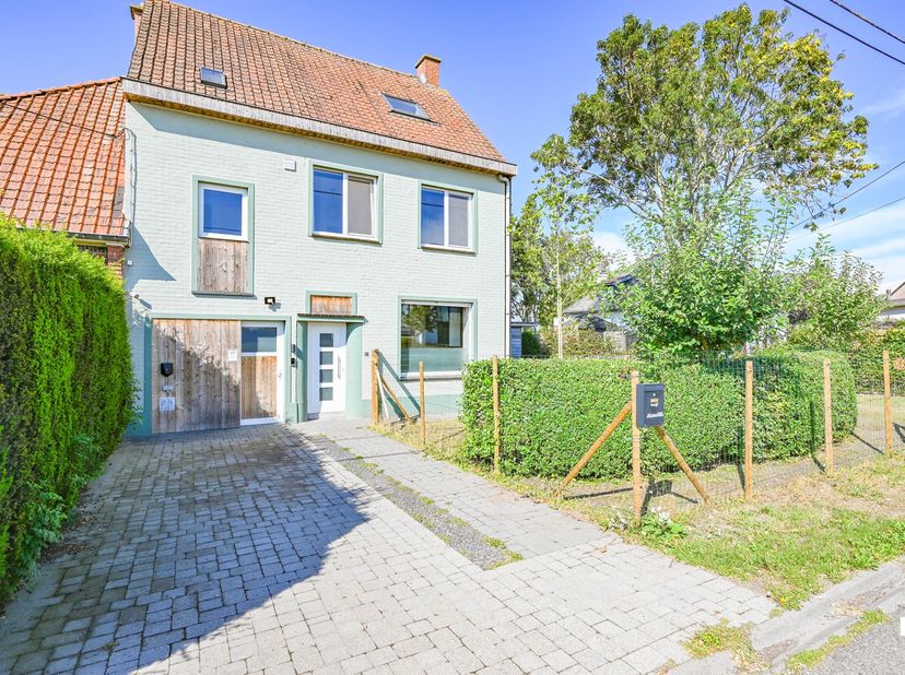 Op een bijzonder aangename en gunstige ligging in Hulste (deelgemeente van Harelbeke), nabij diverse invalswegen, handelszaken, sportinfrastructuur vi