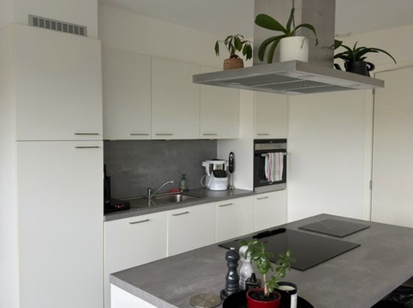 Dit volledig instapklaar, appartement uit 2019 bevat een ruime en lichtrijke leefruimte van 44 vierkante meter met aansluitend de hypergeïnstalleerde