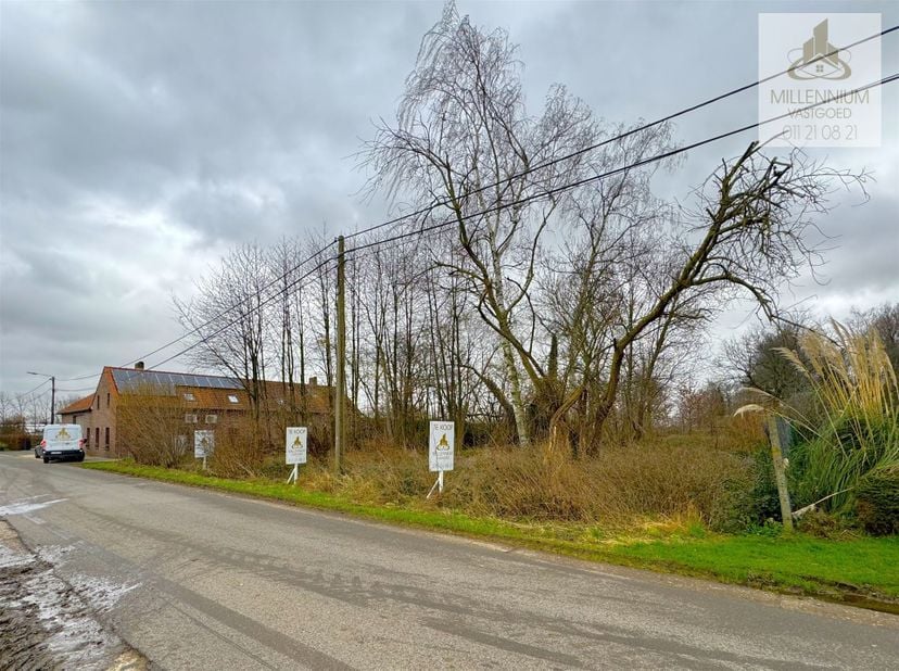 Deze bouwgrond ligt niet achter een verlichtingspaal.<br />
<br />
UNIEKE, rustig gelegen, enorm mooie open bouwgrond, gelegen op de Bouquetstraat 1