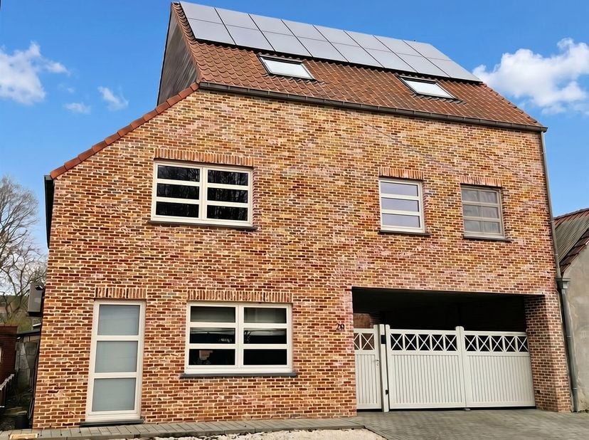 Deze woning is gelegen op een zeer mooi perceel van 12a87ca, oost georiënteerd. Gelegen in een rustige straat nabij de dorpskern van Hulshout. Gunstig
