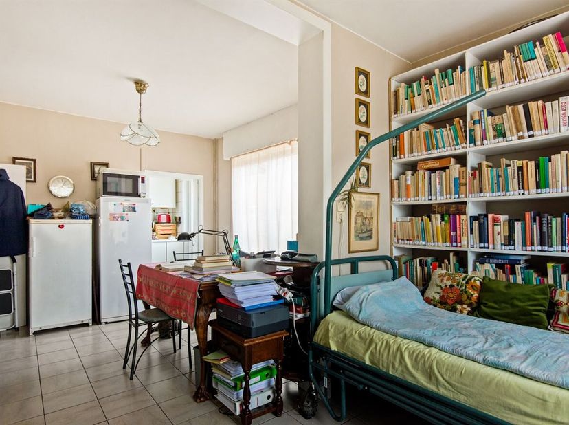 Te renoveren woning met 2/3 slaapkamers<br />
Deze rijwoning is ideaal voor wie op zoek is naar wonen in een rustige wijk. Doch aan de stadsrand van h