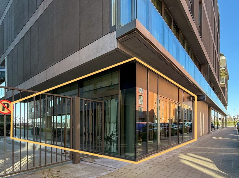 Ce rez-de-chaussée commercial d’environ 160 m² est situé dans la Timmerwerfstraat, au cœur du quartier Zuid, et fait partie de la résidence de standin