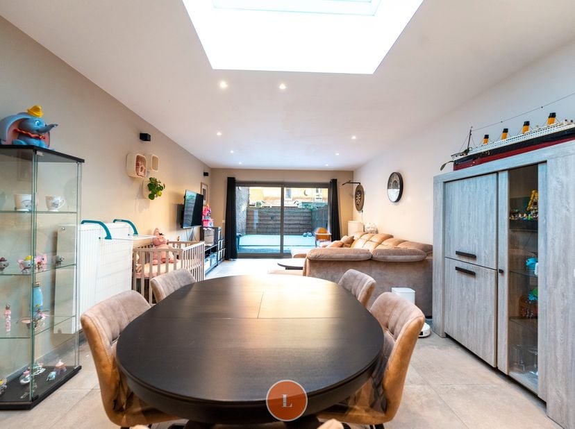 <br />
Deze woning onderging in 2022 van kop tot teen een totale renovatie.<br />
Achter deze crepi gevel schuilt een verrassend ruime woning, vooraan