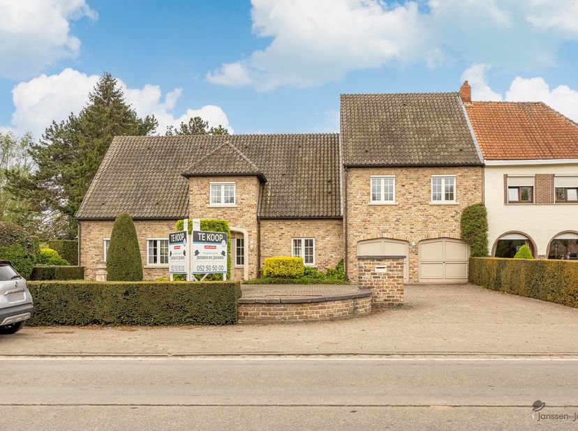 Dit prachtige en stijlvolle landhuis in Hamme biedt een unieke combinatie van ruimte, comfort, elegantie en privacy. Gelegen op een indrukwekkend perc
