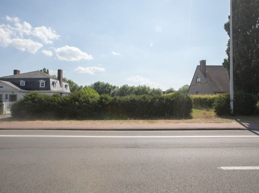 PERCEEL BOUWGROND  -<br />
Perceel BOUWGROND met een oppervlakte van 1339 m².<br />
- Stedenbouwkundige bestemming: Woongebied; <br />
- Deel uitmaken