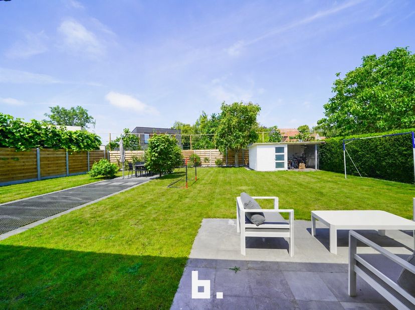 Deze sfeervolle villa op een perceel van maar liefst 649 m² is gelegen in een doodlopende zeer rustige straat. De villa beschikt op de begane vloer ov