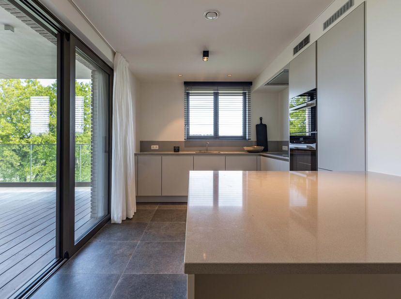 Prachtig appartement van 130 m² en terras van 20 m² op een unieke ligging naast de golf van Sterrebeek. Indeling: ruime living van 52 m², volledig uit