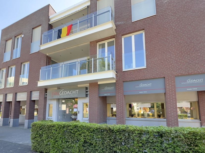Ben je op zoek naar een instapklaar handelspand te huur in De Pinte op een uitstekende commerciële locatie? Ontdek deze volledig ingerichte winkelruim