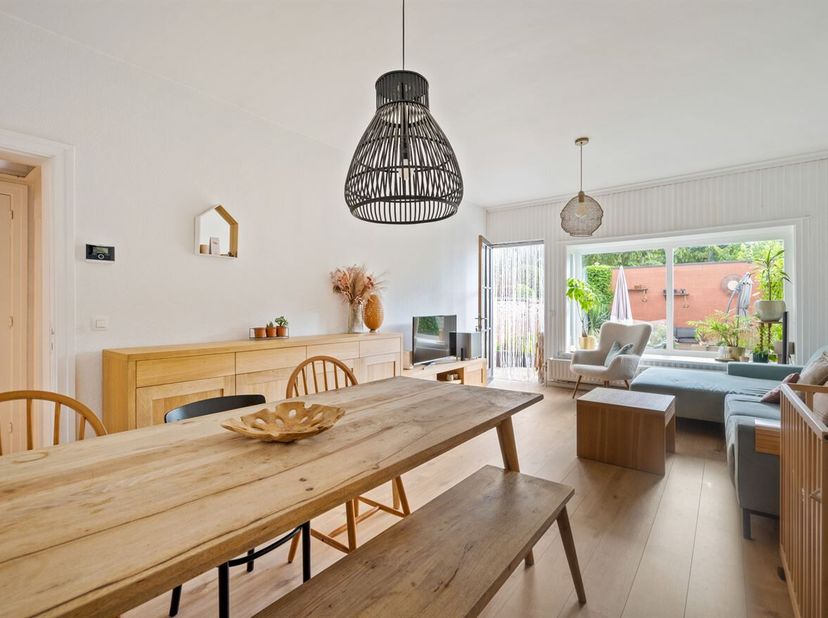 Gelijkvloers appartement met 2 slpks, tuin en garage in het centrum van Herentals<br />
Het appartement is gelegen op de gelijkvloers verdieping van e