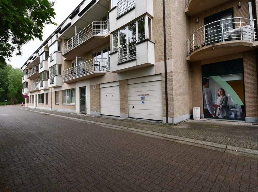 Dit verzorgd appartement is gelegen op de eerste verdieping en is vlot bereikbaar met de lift. Dankzij de centrale ligging bevinden winkels, openbaar