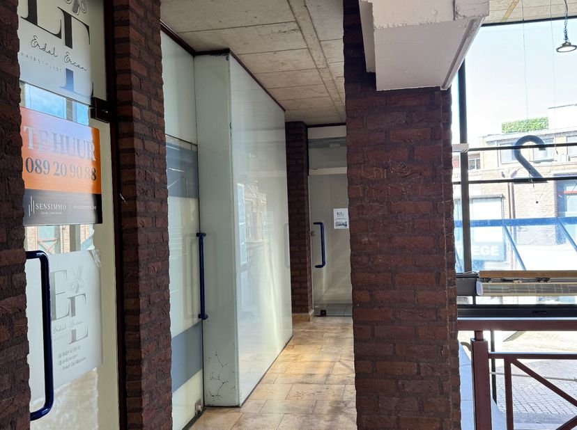 In het hart van Genk-centrum bevindt zich dit handelspand met ca. 35 m² bruikbare oppervlakte. Dankzij de centrale ligging liggen winkelstraten, gezel