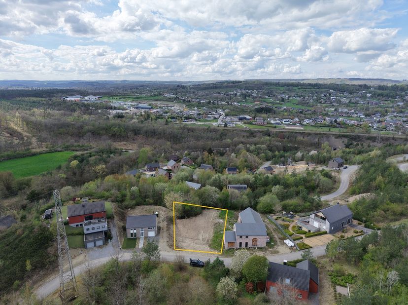 Belle parcelle de terrain à bâtir située sur le Golf de Durbuy, à 5 minutes de la ville et ses attractions touristiques et 2 minutes des commodités qu