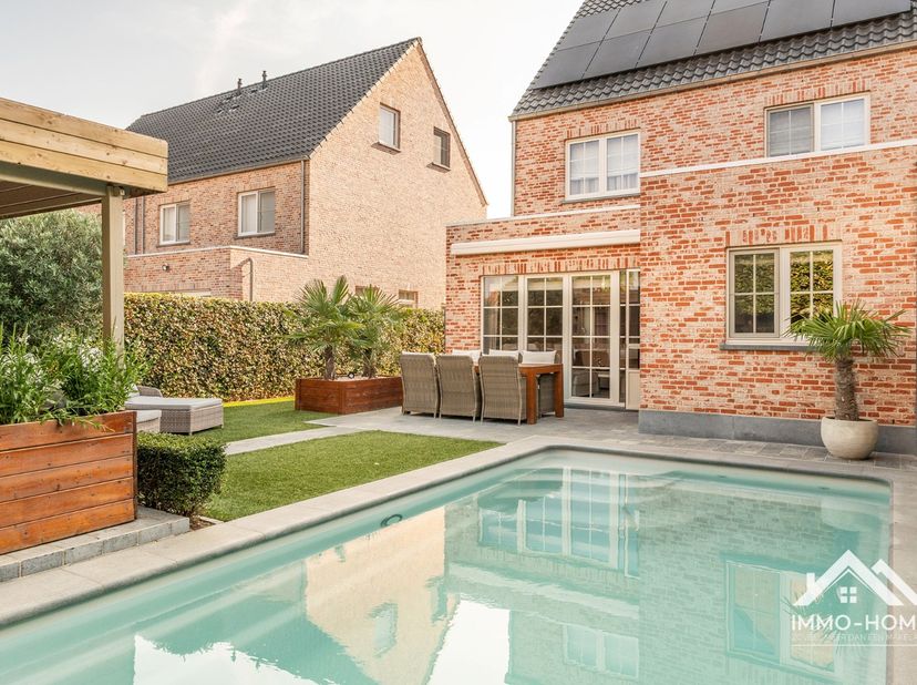Deze prachtige woning in landelijke stijl is zeer rustig gelegen in een mooie woonwijk (doodlopende straat) op de rand van Lokeren, en vlot bereikbaar