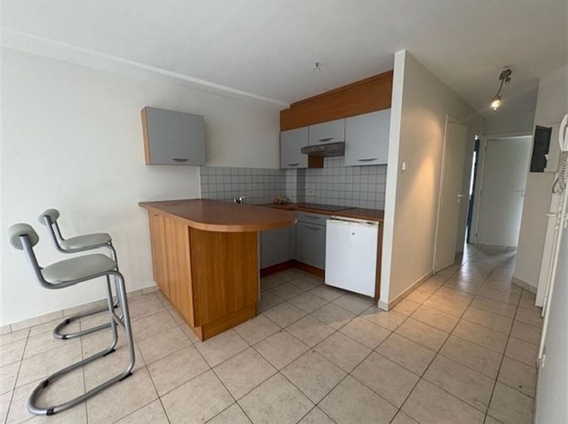 Centraal gelegen appartement in kleine residentie. Gelegen aan winkels en 150m van strand en openbaar vervoer.<br />
indeling:  Inkom, woonkamer met b