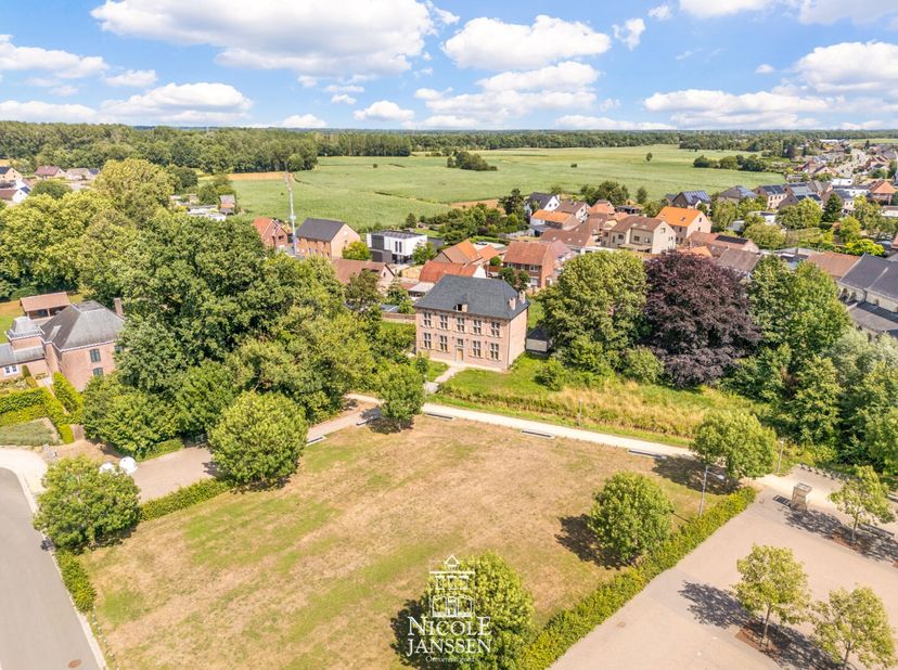 Deze voormalige pastorij is een karaktervol pand met ziel en een rijk verleden. Opgetrokken in renaissancestijl straalt de woning tijdloze elegantie e