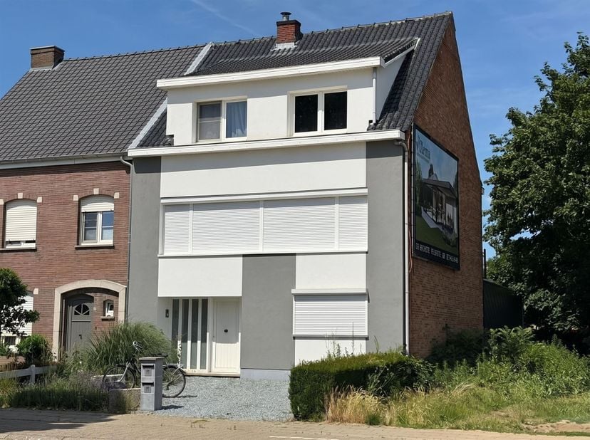 Dit ruim appartement met 1 slaapkamer met een bijkamer is gelegen in de dorpskern van Heist-op-den-Berg, en heeft alle voorzieningen in de directe nab