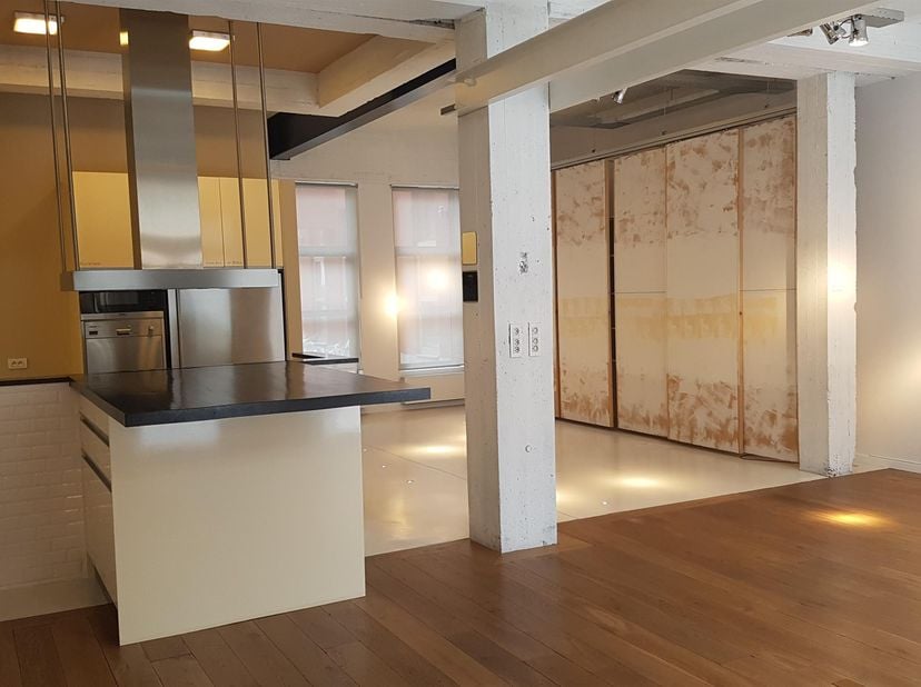 SCHAERBEEK, entre Montgomery et Meiser (pré métro Diamant). Magnifique APPARTEMENT (2ch/2sdb) de 200m² avec terrasse et parking. Situé au rez-de-chaus