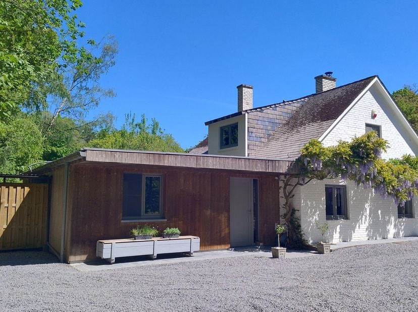 Ontdek deze charmante villa midden in de natuur. Gelegen op 7 km van de snelweg E411 Brussel/Namen en op 15 km van de snelweg E40 Brussel/Luik. De vil