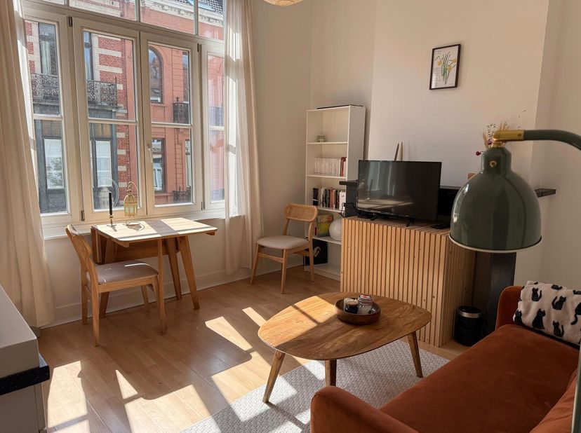 Vlakbij de Châtelain en Place Stéphanie. Aantrekkelijk appartement bestaande uit een slaapkamer, woonkamer met ingerichte keuken, doucheruimte, gedeel