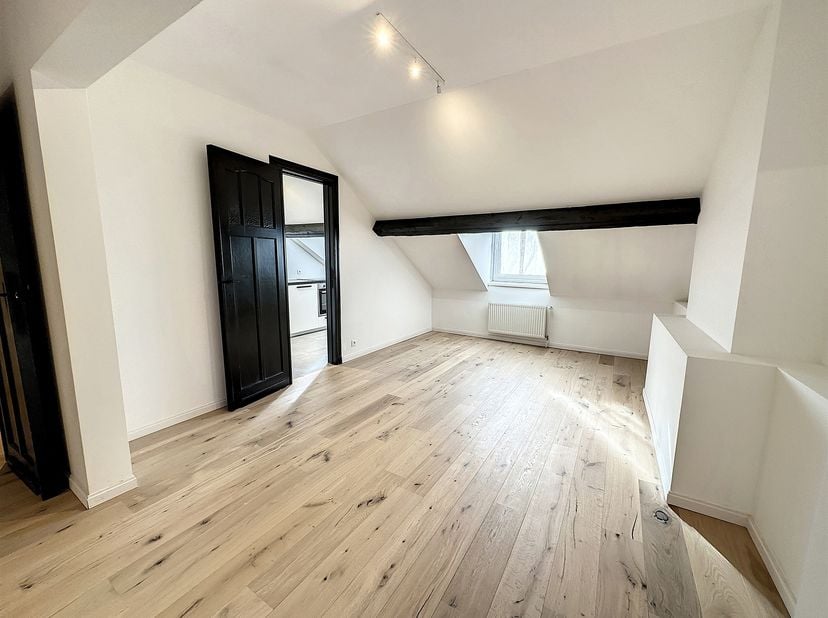 Quartier Vanderkindere / Coghen, non loin de l’Altitude 100, dans un petit immeuble avec peu de charges, situé au 4E étage, charmant appartement/duple