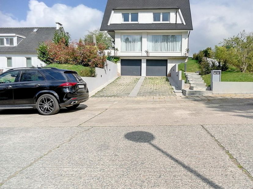 Residentiële villa met afzonderlijk appartement op uitzonderlijke toplocatie in Tervuren<br />
Gelegen aan de Sint-Hubertuslaan 4A te Tervuren, geniet