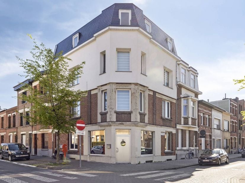 Bent u op zoek naar een slimme investering of een eigen stek vlakbij het bruisende Antwerpen? Dan bieden wij dit lichtrijke appartement aan de Van Hee