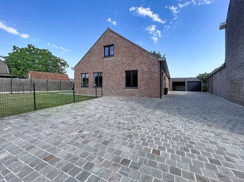 LIGGING:<br />
<br />
Deze woning geniet van een uiterst gunstige ligging in een rustige, residentiële buurt nabij het centrum van Aalter. <br />
<br
