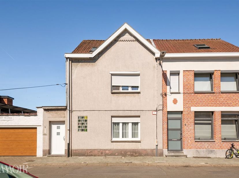 Gelegen in een rustige, residentiële straat met een aangename woonomgeving, combineert deze locatie een vlotte bereikbaarheid met de nabijheid van all