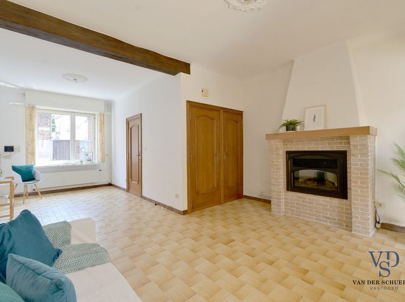 Deze charmante woning is gelegen in de rustige Sint Rochuswegel, op een steenworp van het centrum van Gavere en zijn talrijke voorzieningen.<br />
<br