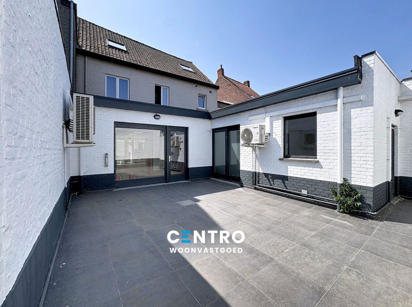 Volledig gerenoveerde woning met 4 slaapkamers en handelsruimte!<br />
<br />
INDELING:<br />
Gelijkvloers:<br />
Handelsruimte - afzonderlijke bureel