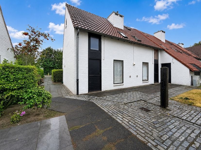 Deze op te frissen (vakantie)woning is centraal gelegen in het domein Ysermonde te Nieuwpoort, op wandelafstand van het Maritiem Park en de havengeul